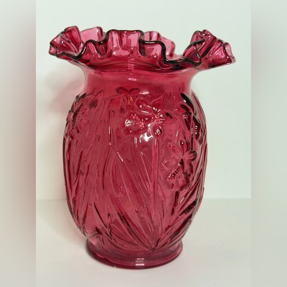 Fenton Cranberry glass vase with a ruffled rim and an embossed daffodil pattern - Picture 5 of 16